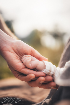 Hände von Mutter, Vater und Baby verschachtelt in einer Nahaufnahme - Familienfotograf Brüggen Stephan Sohn